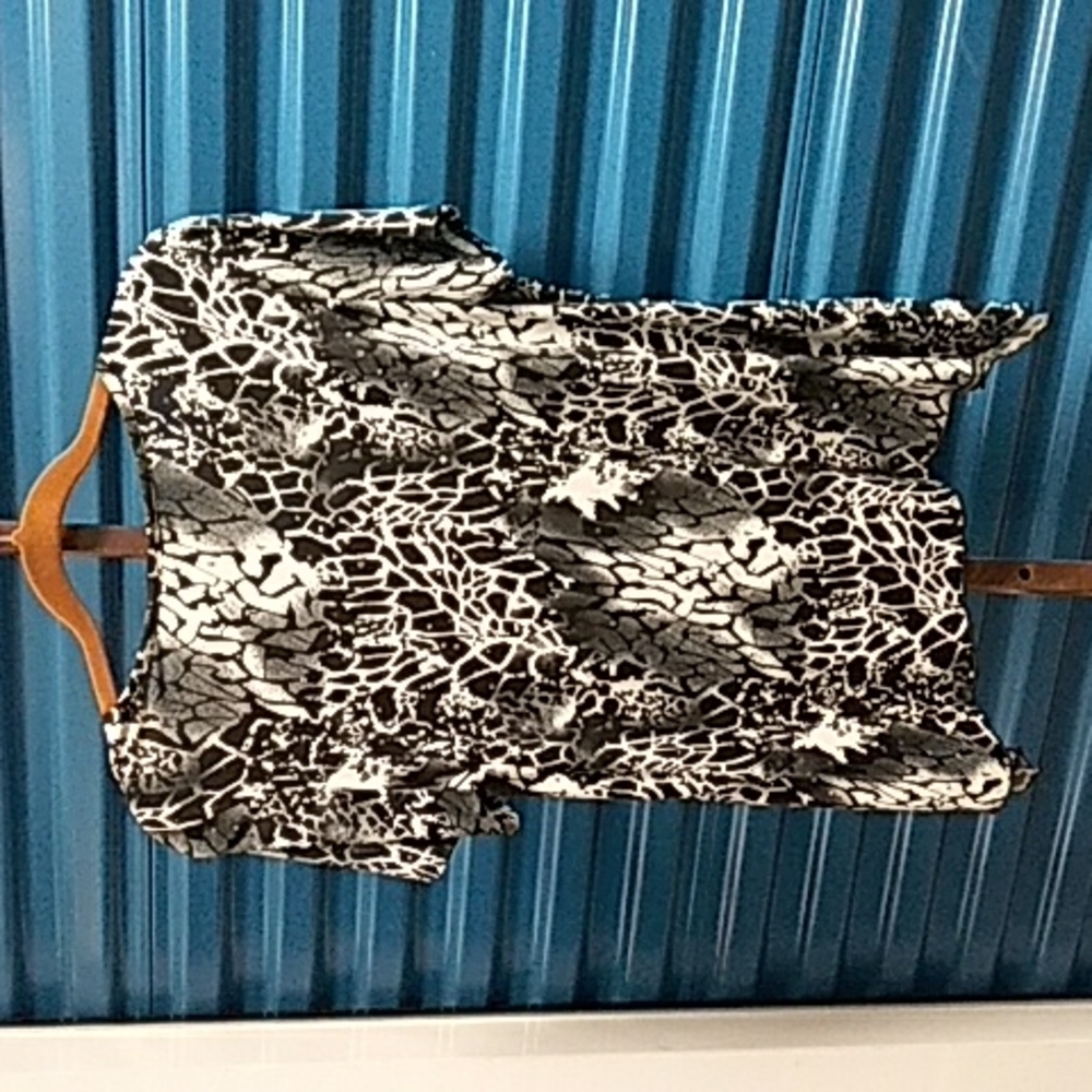 Brittany Black  Shark hem, Short sleeve top - Picture 4 of 4